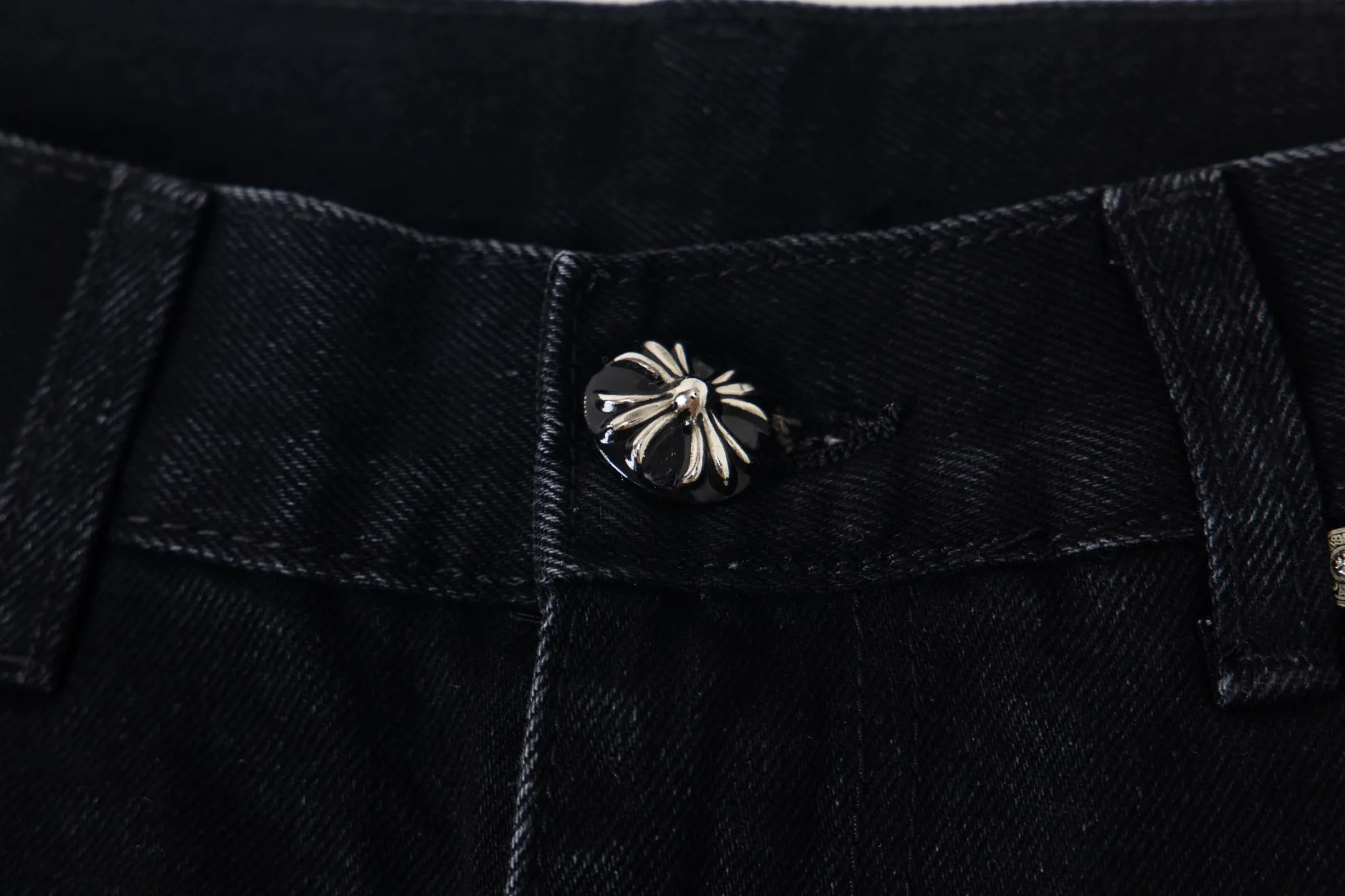 P260 Chrome Hearts Chrome Hearts Black Multi-leather Elements Full of Details Washed Jeans Authentically Restore the Ultimate Vintage Texture Three-Dimensional Fit Loose and Comfortable, Not Slimming Appearing Tall and Slim Made by a Manufacturer Original Quality Control Same Style for Men and Women Can Be Matched for Couples Versatile Recommendations Must-Have Jeans for All Seasons Fashionistas Have Been Disappointed From the Quality Selection of Fabrics, Cutting of Details, and Matching of Patterns, Everything Is Impeccable! The upper body is so handsome when worn...it can be easily worn by men, women and children! The craftsmanship is made of heavy-duty washed pure cotton denim fabric. After washing, it is soft and thick. It is very stylish when worn on the body. Style number: 1775# Color: black Size: 28 30 32 34 36